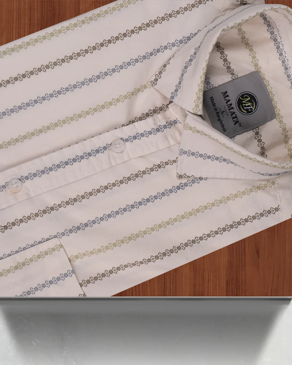 This high-quality men's cream shirt is ideal for summer, offering a clean and muted look that keeps you cool.